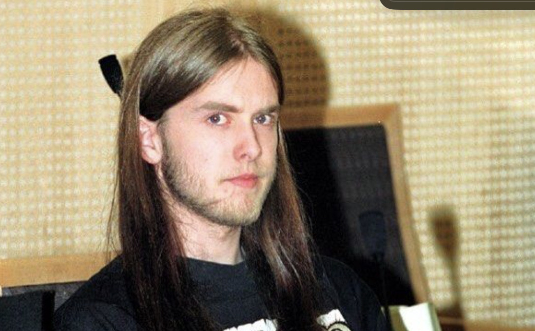 Tek kişilik müzik projesi Burzum'un kurucusu Norveçli müzisyen Varg Vikernes, Mayıs 1994'te birinci derece cinayet, kilise kundakçılığı ve patlayıcı bulundurmaktan suçlu bulundu ve 21 yıl hapis cezasına çarptırıldı. Vikernes, 2009'da şartlı tahliye ile serbest bırakıldı ve Fransa'ya taşındı.