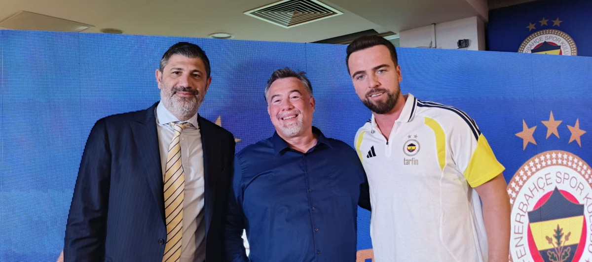 Fotoğraf (Soldan sağa): Fenerbahçe Basketboldan Sorumlu Yönetim Kurulu Üyesi Ömer Onan, Yeni Ankara Yazarı Cihan Fulser ve Fenerbahçe Erkek Basketbol Takım Kaptanı Melih Mahmutoğlu
