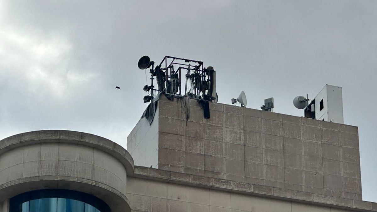 Pendik Özel Emsey Hastanesi'nde çatı yangını! İtfaiye müdahalesiyle kontrol  altında