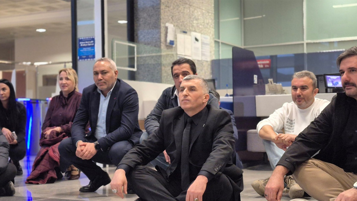 BİZİM-SEN, Ankara Büyükşehir Belediyesi ve iştiraklerinde çalışan personele promosyon ücreti olarak teklif edilen rakamları protesto etti.
