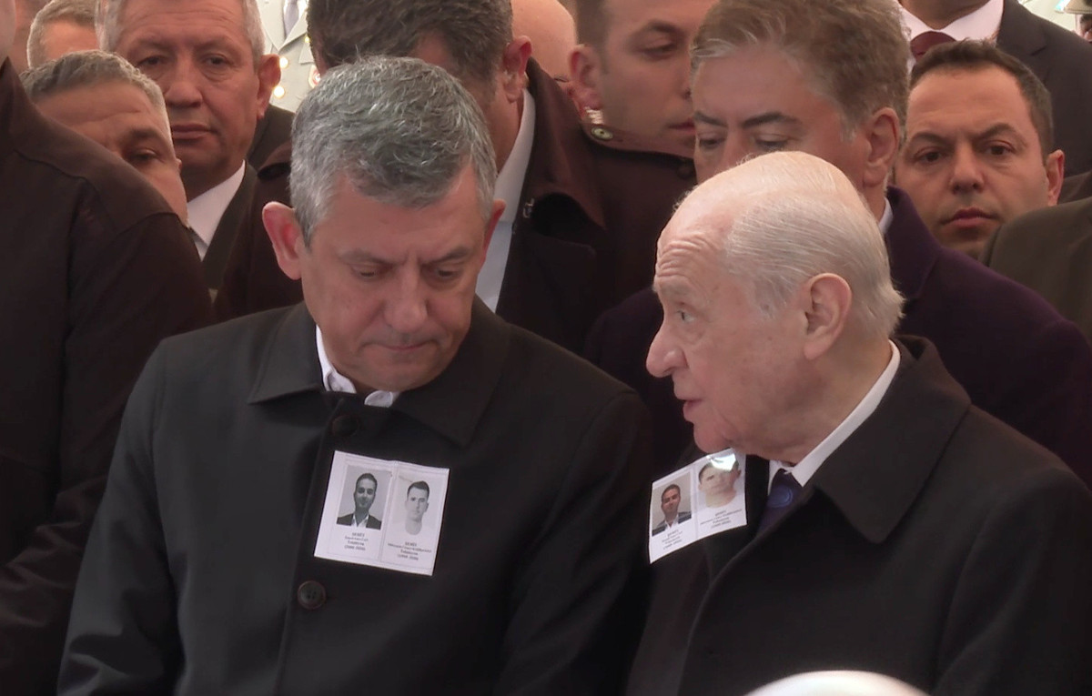 Bahçeli ve Özel, cenaze namazı için saf tutmadan önce kısa süreli sohbet etti.