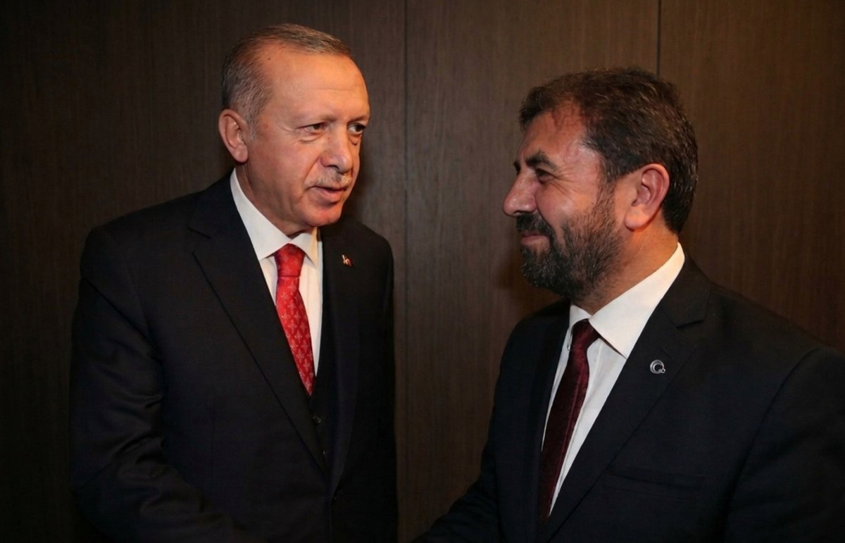 Mehmet Ali Kulat, kendisi ve Cumhurbaşkanı Erdoğan ile el sıkıştığı bir yapay zeka görselini X heabından paylaştı. (Görsel: X)