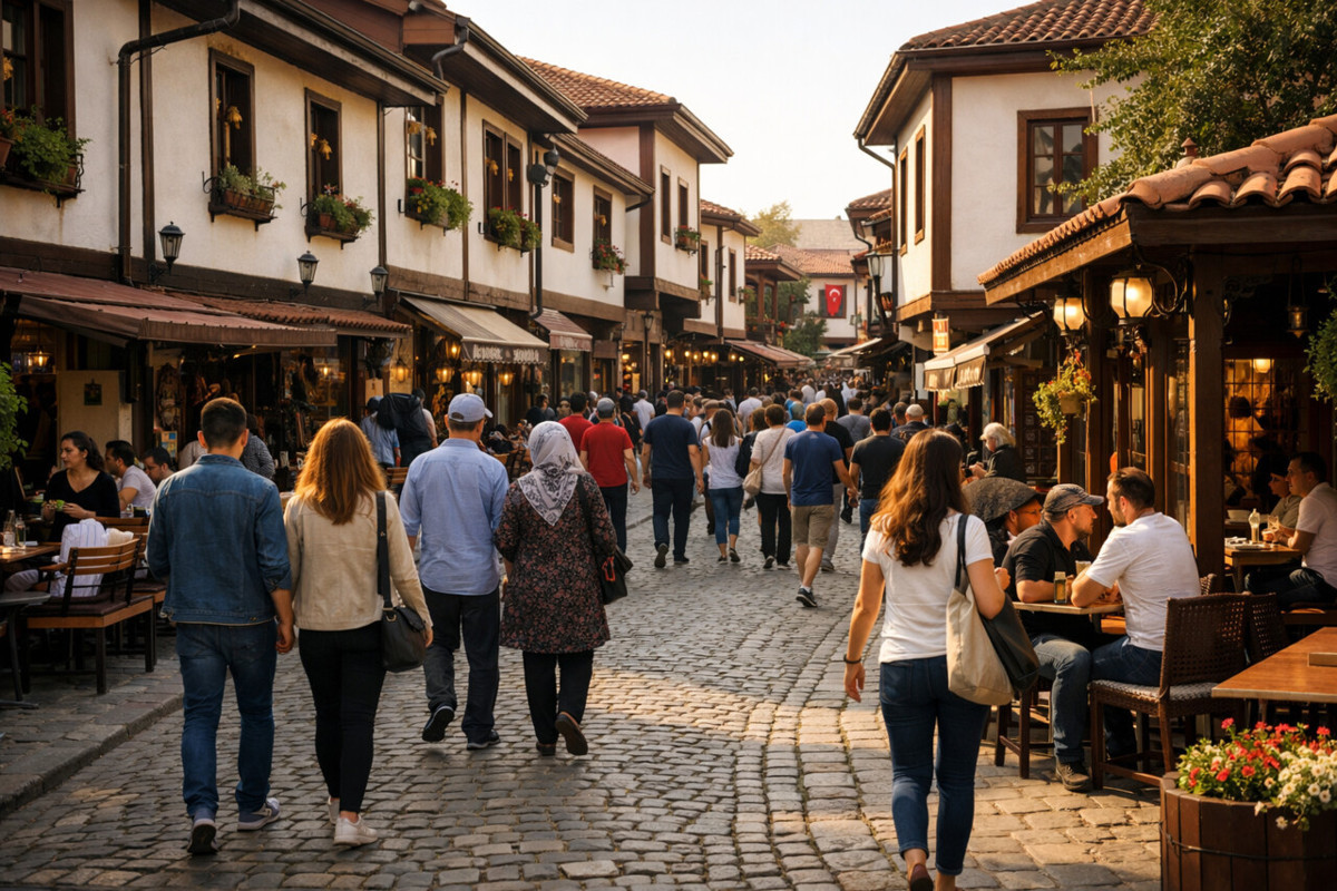 Hamamönü’nde tarihi Ankara evleri ve taş sokaklarda hafta sonu hareketliliği görülüyor. (Görsel: Yapay zeka)