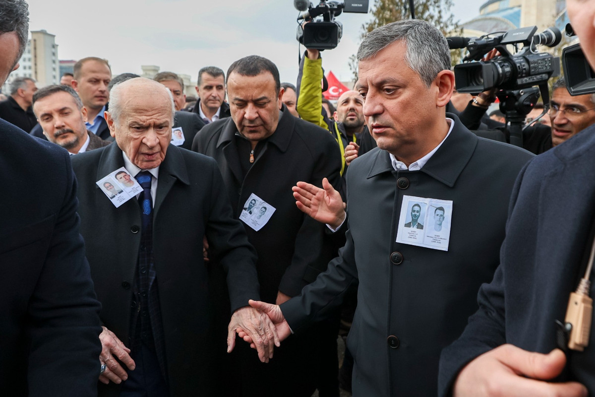 Özel ve Bahçeli, cenaze töreninin ardından alandan ayrılırken birlikte yürüdü.