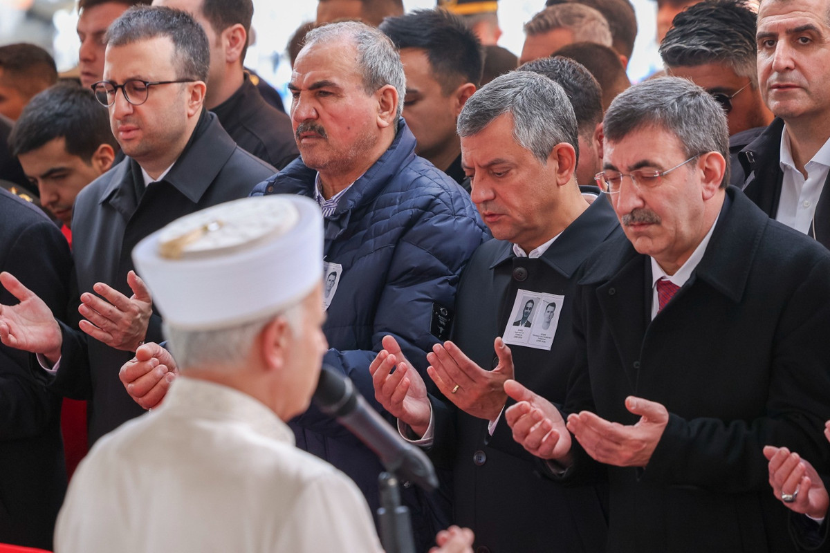 CHP lideri Özel ve MHP lideri Bahçeli, Katar'da şehit düşen ASELSAN personellerinin başkentteki cenaze töreninde beraber saf tuttu.