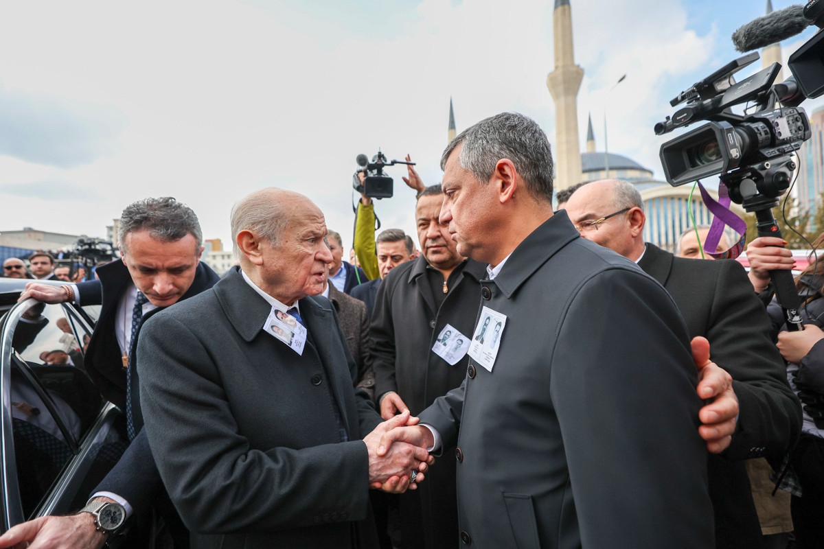 Özel, Bahçeli'yi cenaze töreninin ardından aracına kadar geçirdi ve MHP liderini uğurladı.