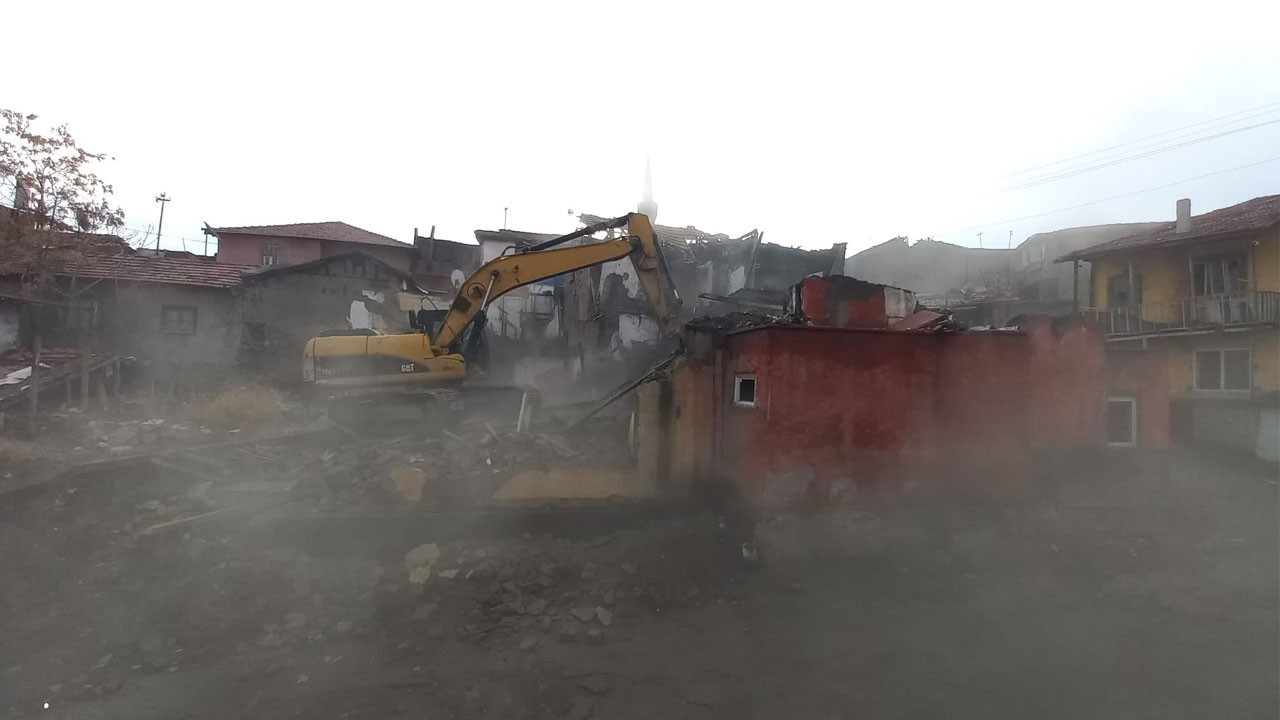 Ankara Kalesi'ndeki metruk yapılar yıkılıyor