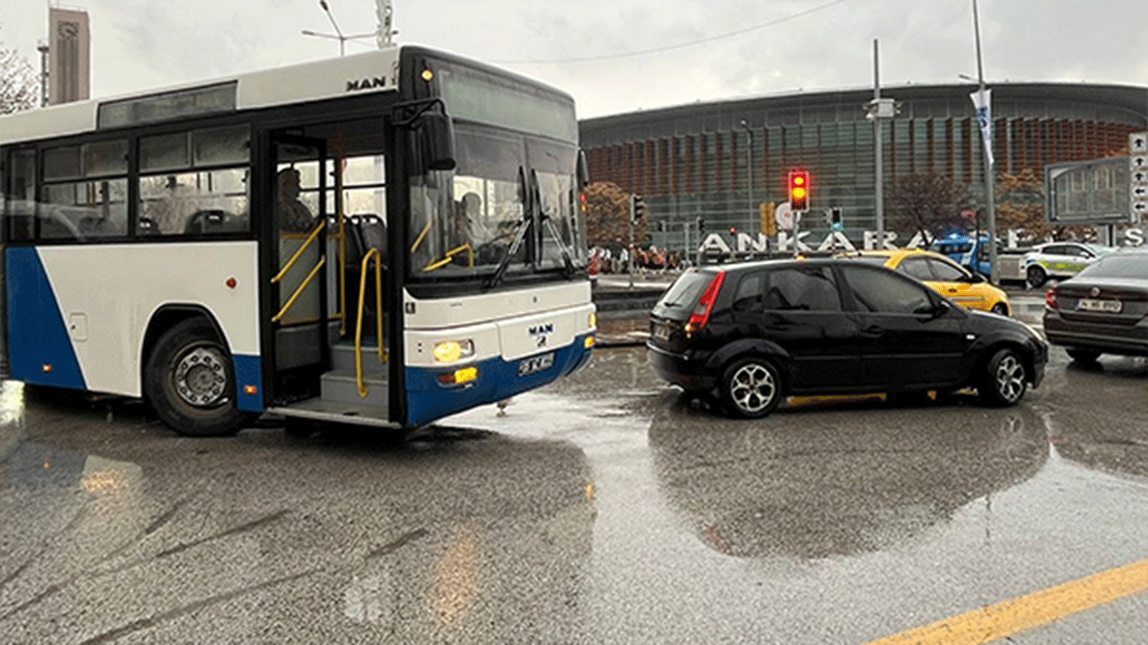 Ankara’da sağanak yağış trafiği olumsuz etkiledi!