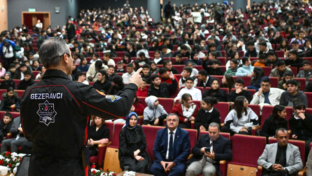 İlk Türk Astronot Alper Gezeravcı Altındağ'da gençlerle bir araya geldi