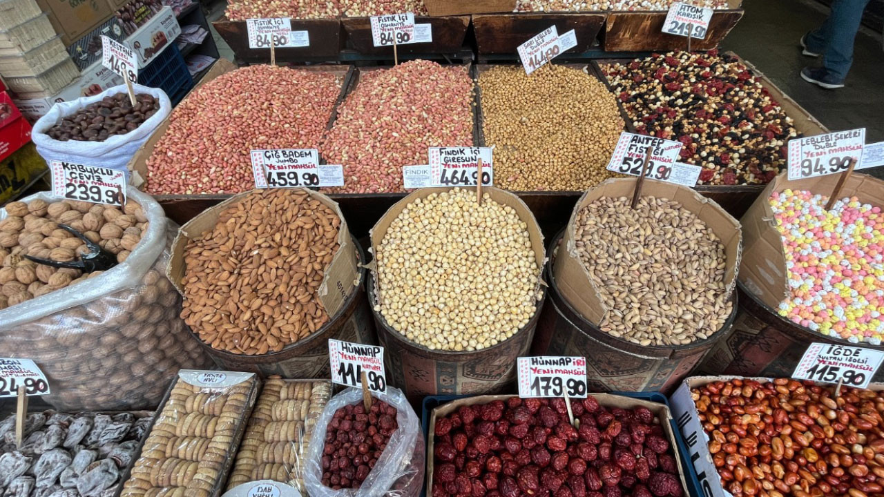 Ulus Hali’nde kuruyemiş fiyatları zincir marketlerden daha uygun