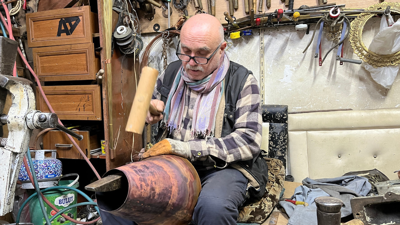 Şener Kartal, 45 yıldır Ankara'da bakıra şekil veriyor