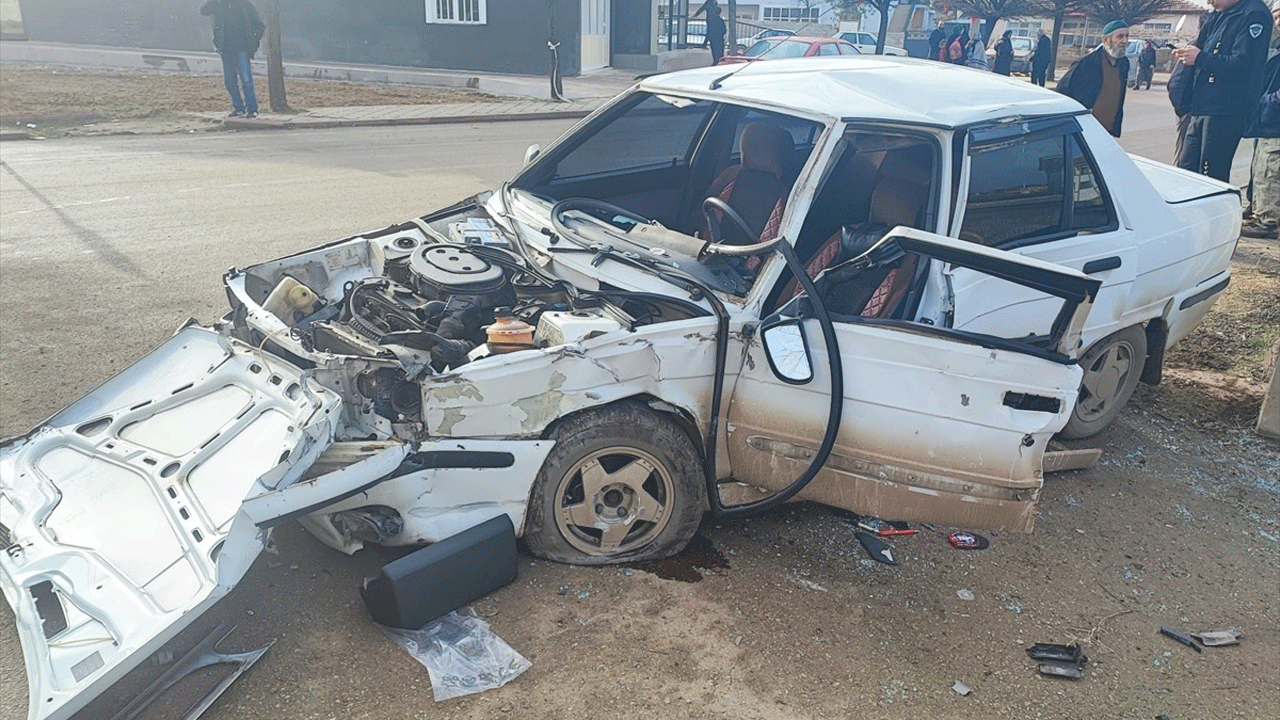 Kırıkkale'de feci kaza! Bahçe duvarına çarpan otomobilin sürücüsü hayatını kaybetti