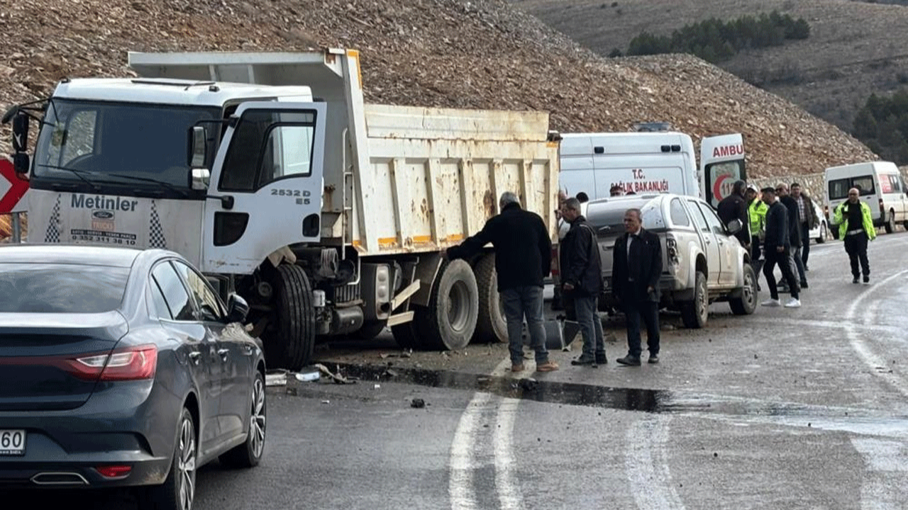 Kırşehir’de kamyon ile otomobil çarpıştı: 4 yaralı