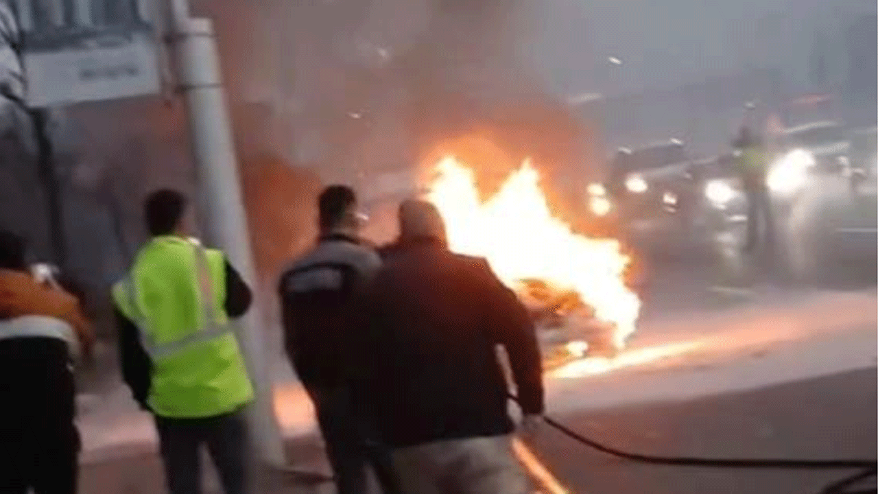 Pursaklar'da seyir halindeki otomobil alev alev yandı