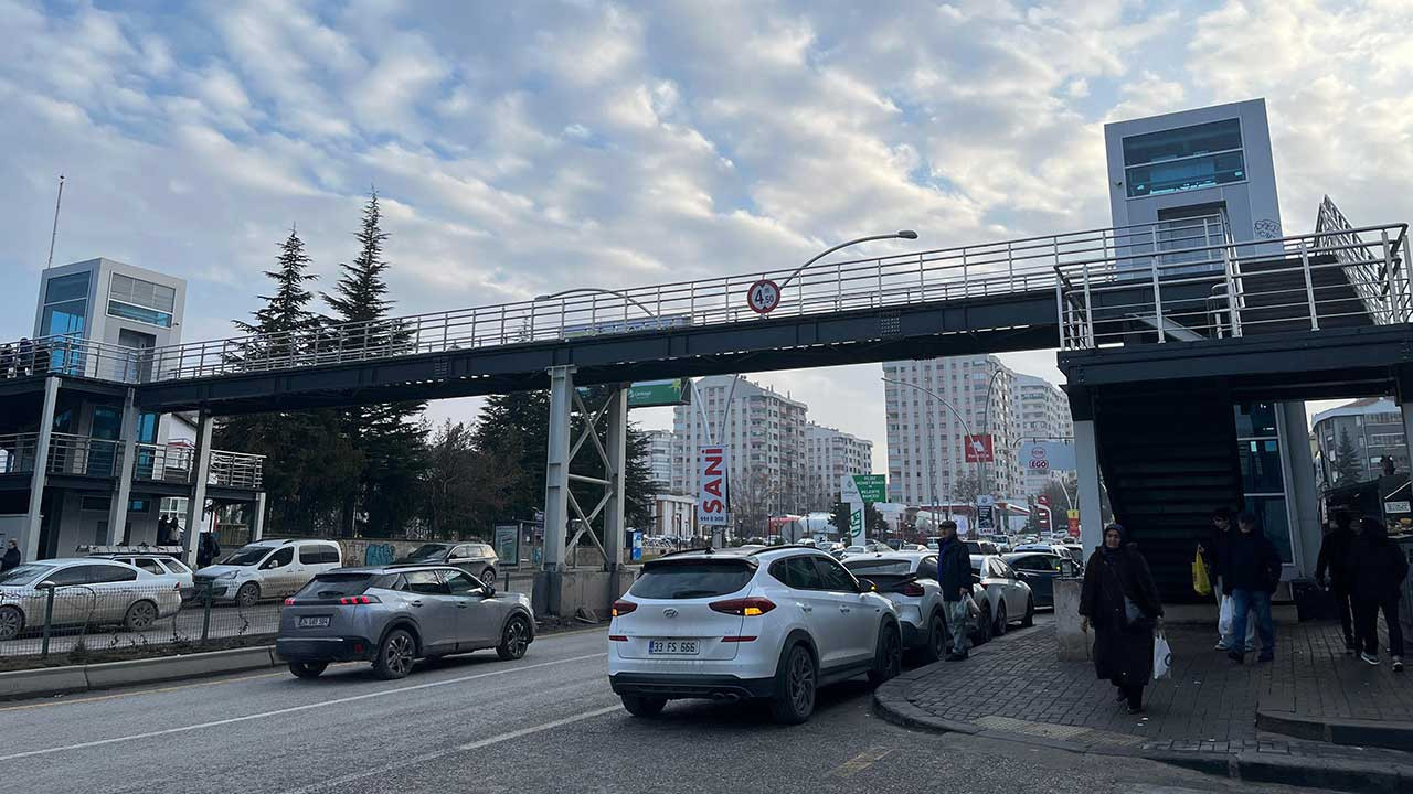 Ankara Çankaya'daki üst geçit bitti ama açılamayan asansör mağdur ediyor!