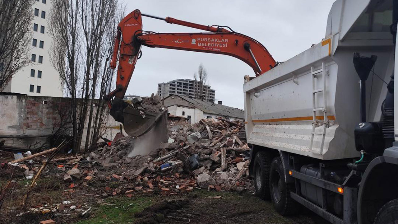 Pursaklar'da metruk binaların yıkımı sürüyor