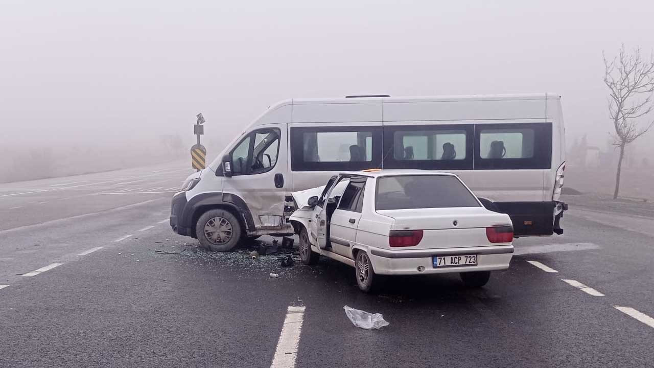 Kırıkkale’de bir otomobil, yolcu minibüsü ile çarpıştı