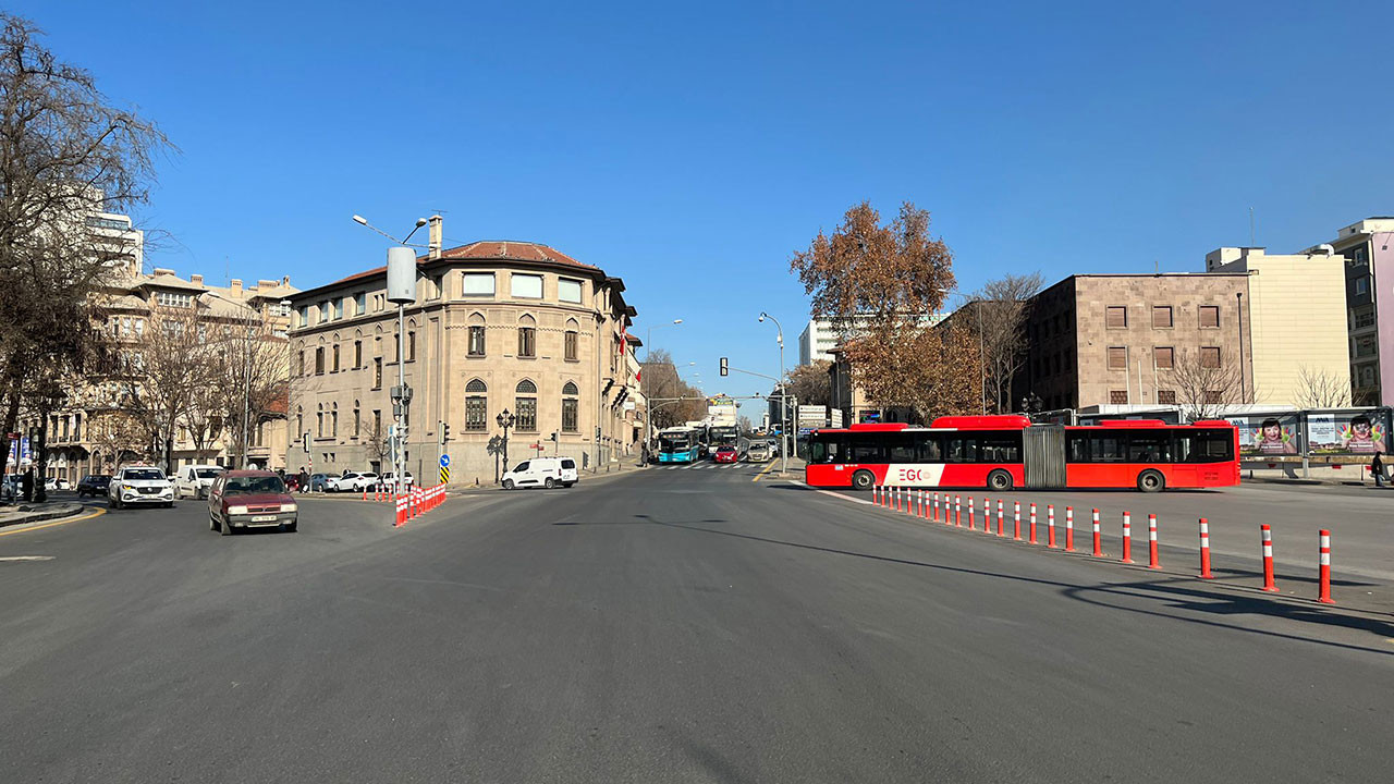 Ankara'da yeni trafik düzenlemesi: Opera Meydanı Kavşağı trafiğe kapatıldı!