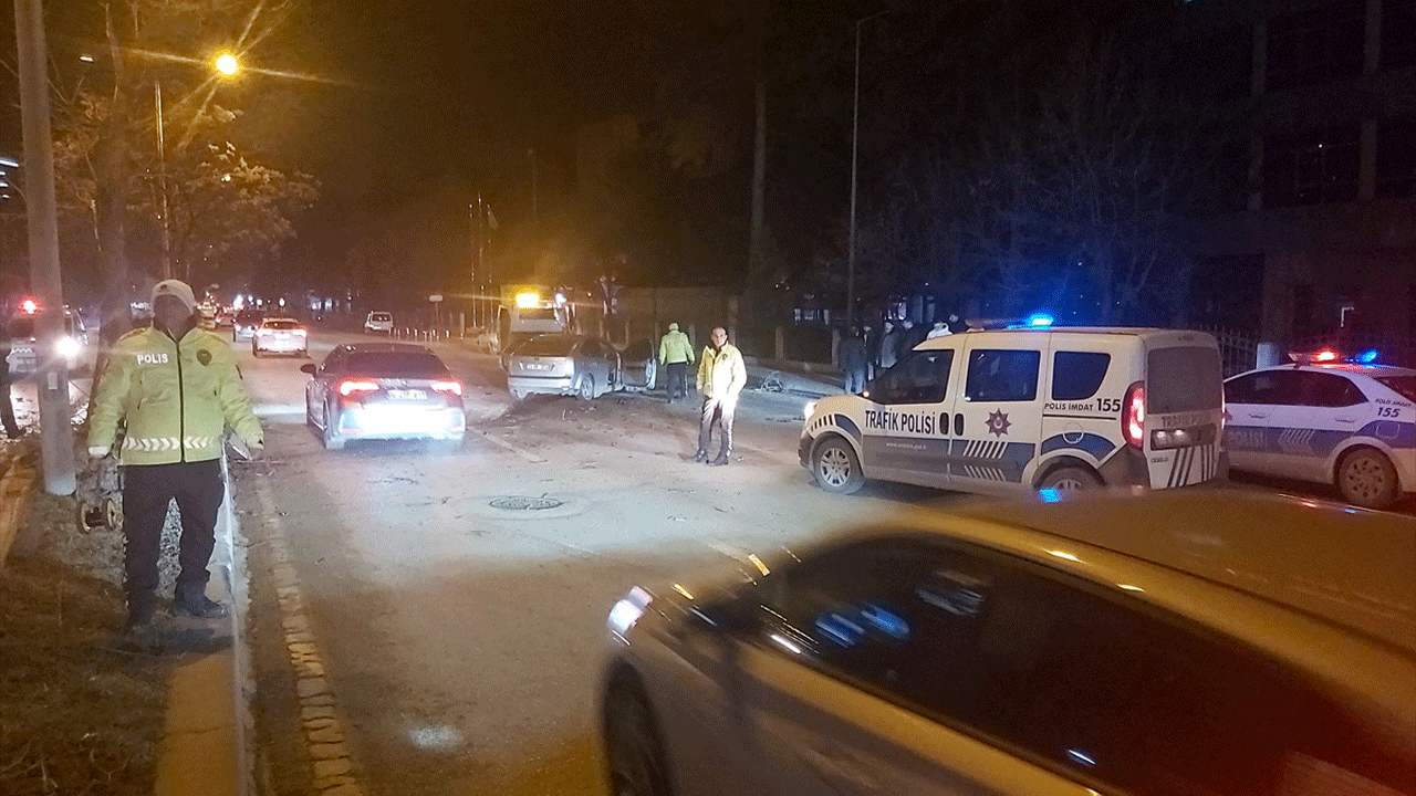 Çubuk'ta otomobil refüje çarptı: 4 yaralı!