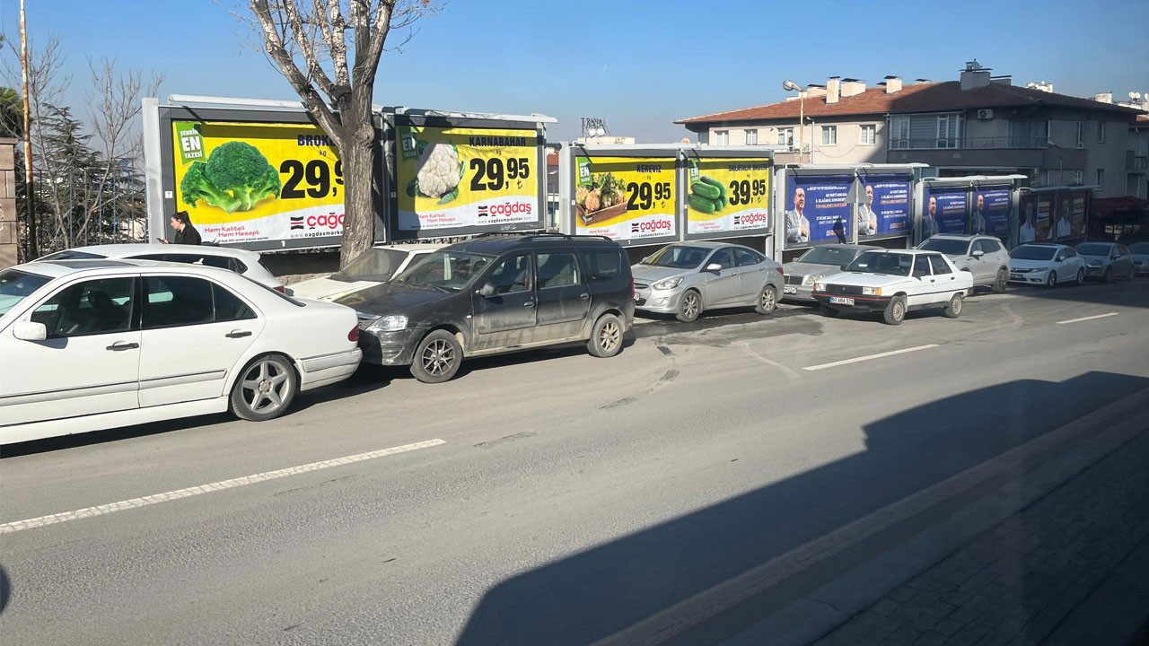 Uğur Mumcu Caddesi'nde park sorunu büyüyor