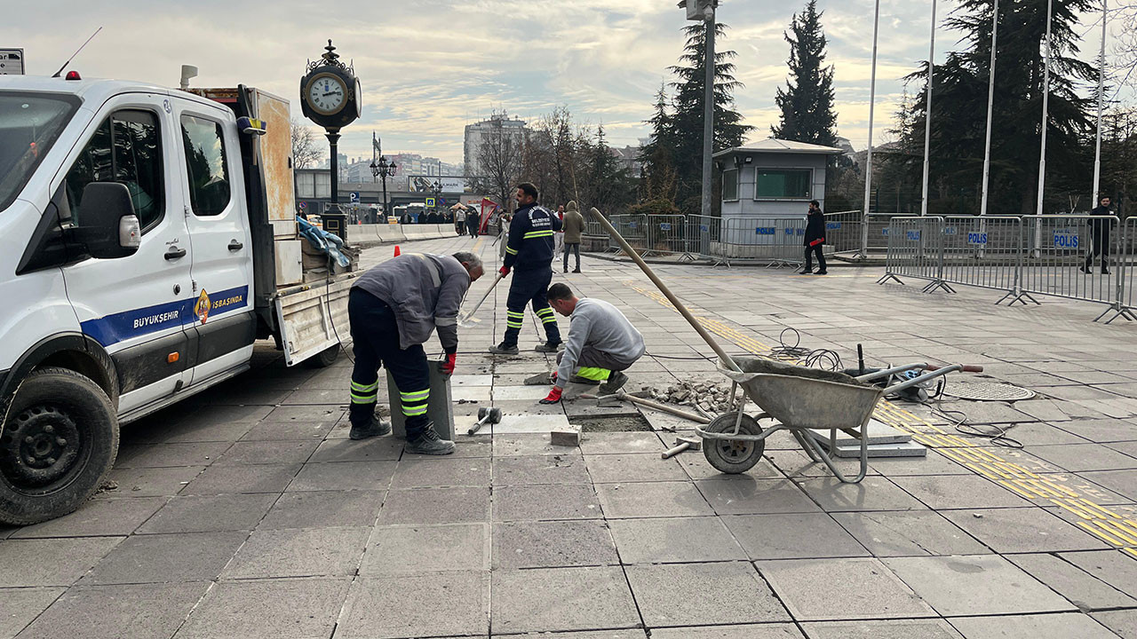 Ankara'da kırık kaldırımlarda hummalı çalışma! O adresler yenileniyor
