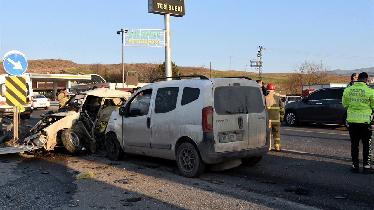 Kırıkkale- Çorum kara yolunda feci kaza: 2 ölü, 2 yaralı!