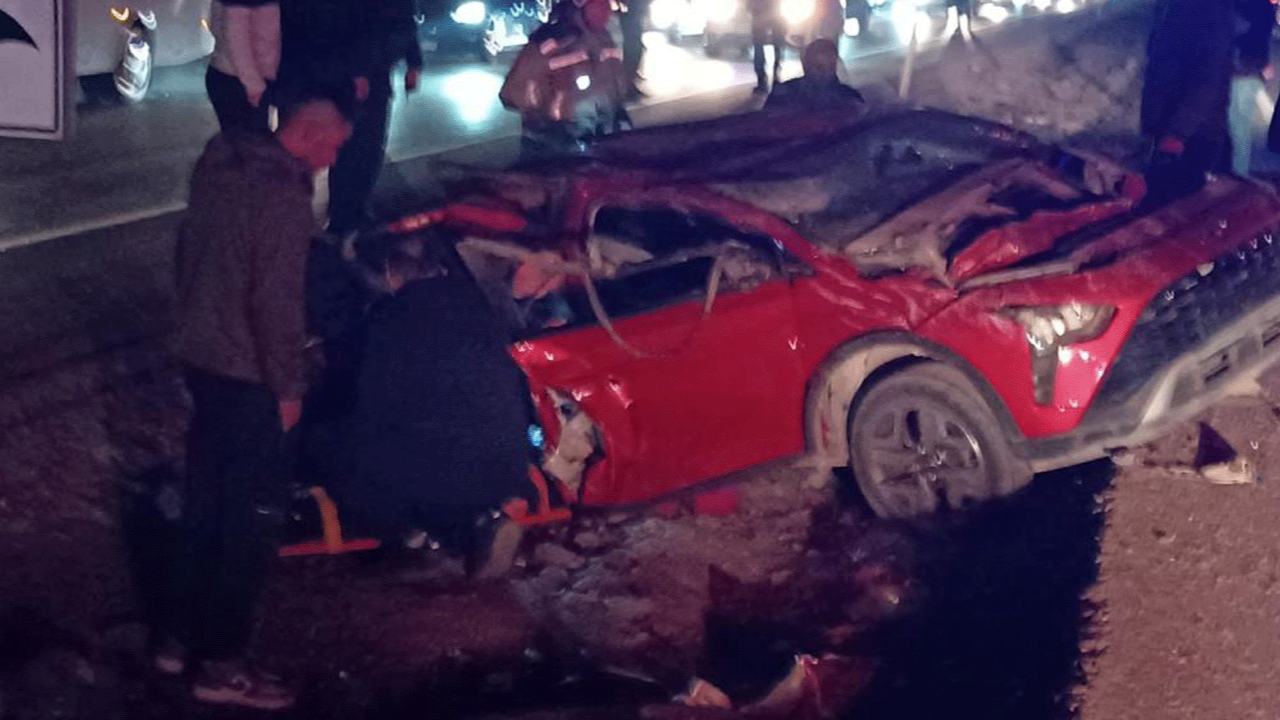 Elmadağ'da 2 otomobil çarpıştı! Araçlar takla attı!