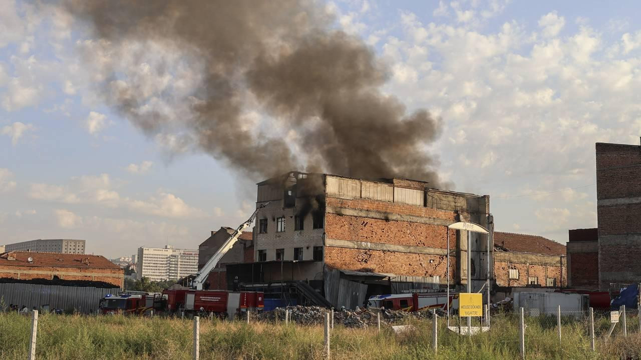 Akyurt'ta karton deposunda yangın çıktı! Alevler kısa sürede büyüdü!