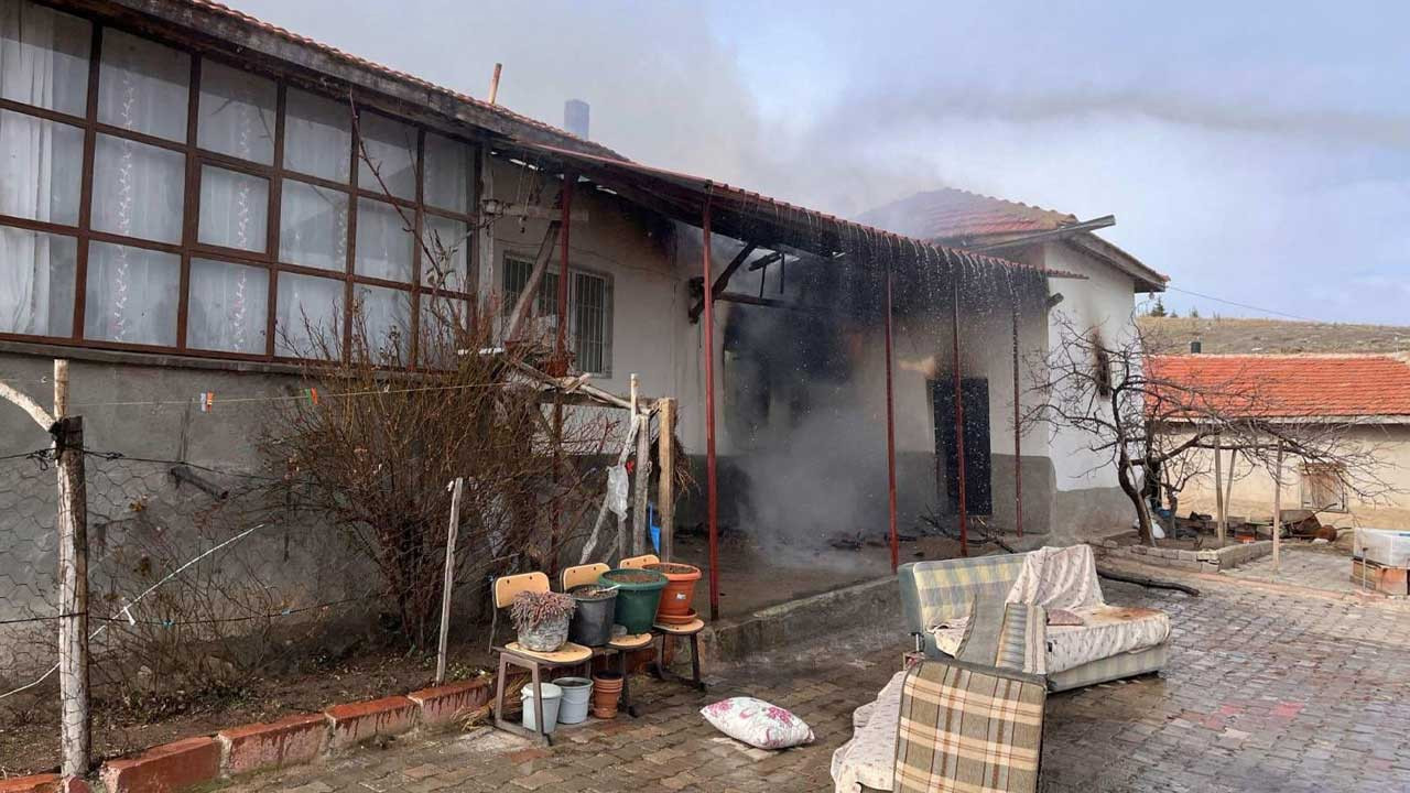 Kırıkkale Keskin'de tandırdan çıkan alev evi yaktı