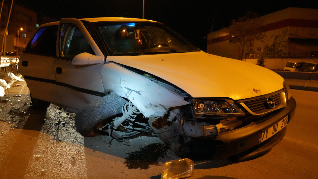 Kırıkkale'de LPG'li otomobil bariyerlere çarptı: 4 yaralı