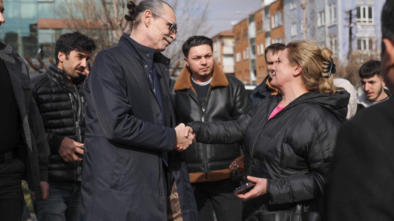 Başkan Beşikçioğlu Cumhuriyet Meydanında vatandaşlarla buluştu