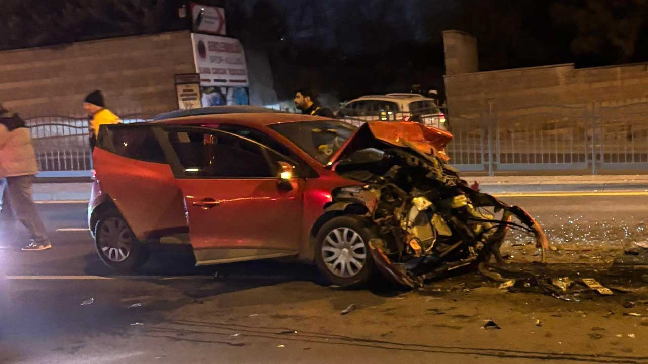 Çankaya'da makas atan araç 4 otomobile çarparak durdu: Yaralılar var