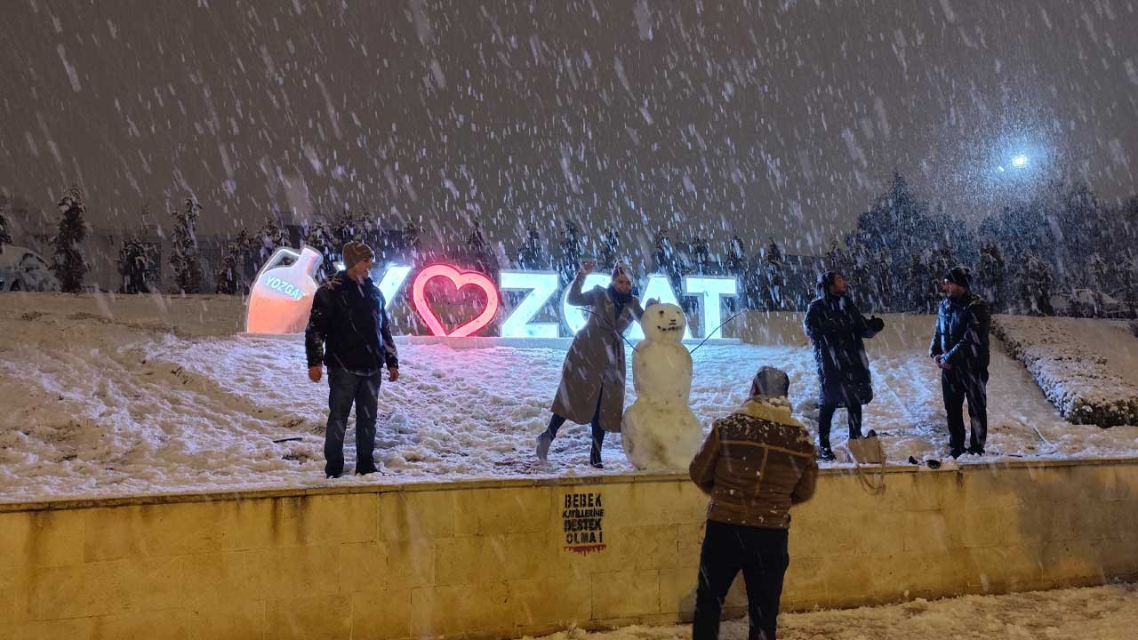 Yozgat’ta kar yağışı şehri beyaza bürüdü, vatandaşlar karın keyfini çıkardı