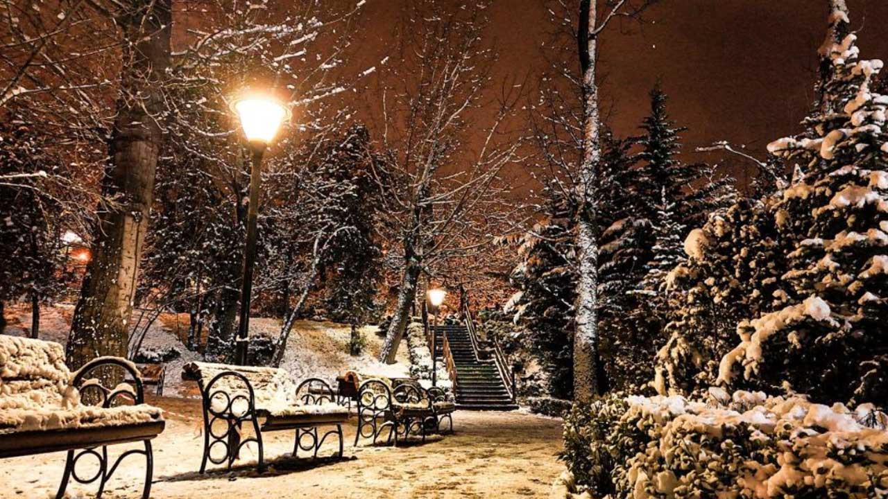 Ankara'nın sembolü Kuğulu Park'ta kar yağışı kartpostallık görüntüler oluşturdu