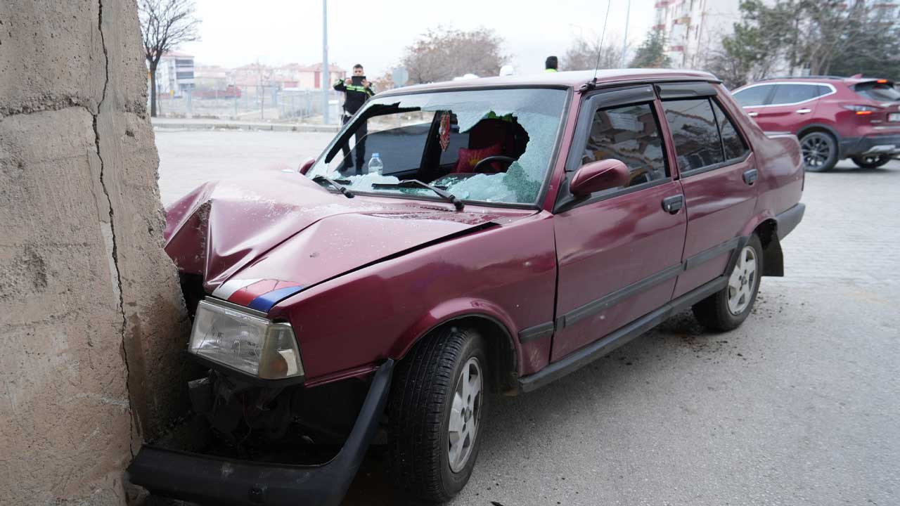 Kırıkkale'de korkunç kaza: otomobil beton duvara çarptı 2 kişi ağır yaralandı