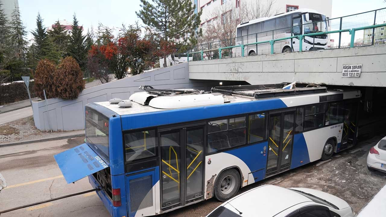 Ankara Etimesgut’ta 632 numaralı EGO otobüsü köprüye sıkıştı