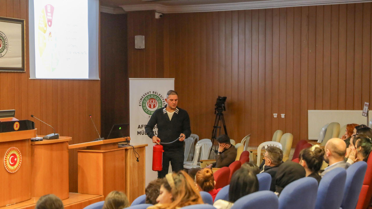Etimesgut Belediyesi, afet bilinci için personeline doğal afet yönetimi semineri verdi