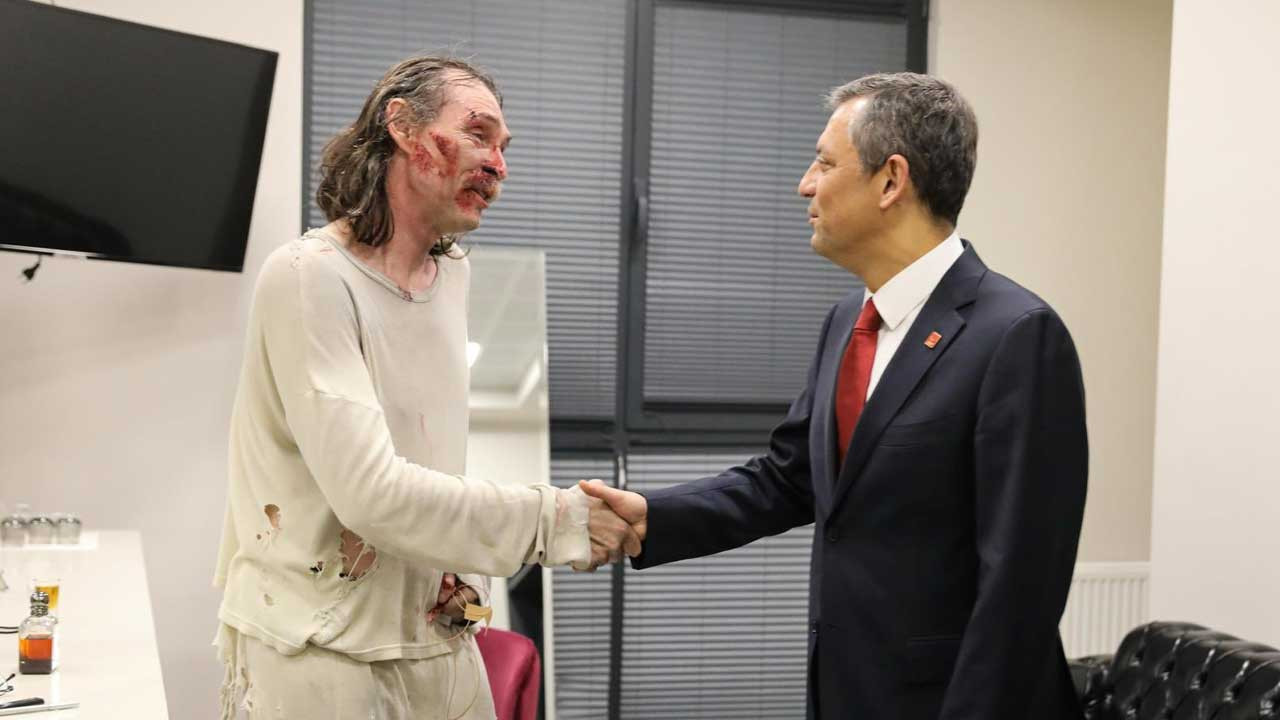 Erdal Beşikçioğlu, "Bir Delinin Hatıra Defteri" oyunuyla sahne aldı: Özgür Özel yerinde izledi