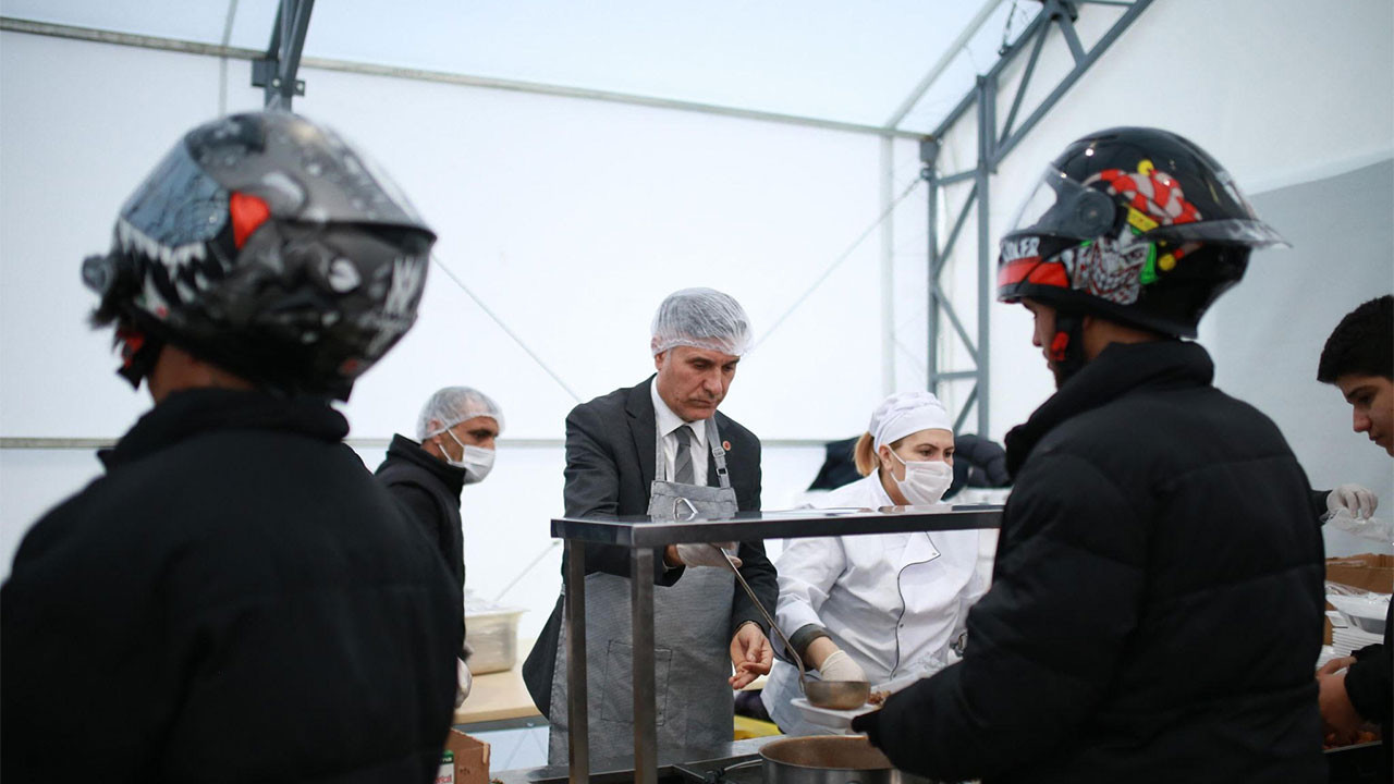 Etimesgut'ta Ramazan coşkusu: İftar çadırları ilk günden doldu