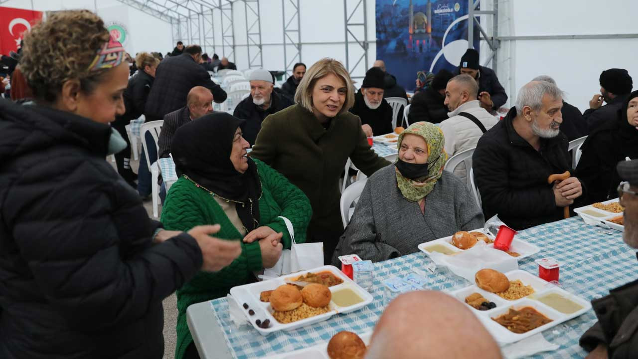 Etimesgut Belediye başkan yardımcıları iftar çadırında halkla buluştu