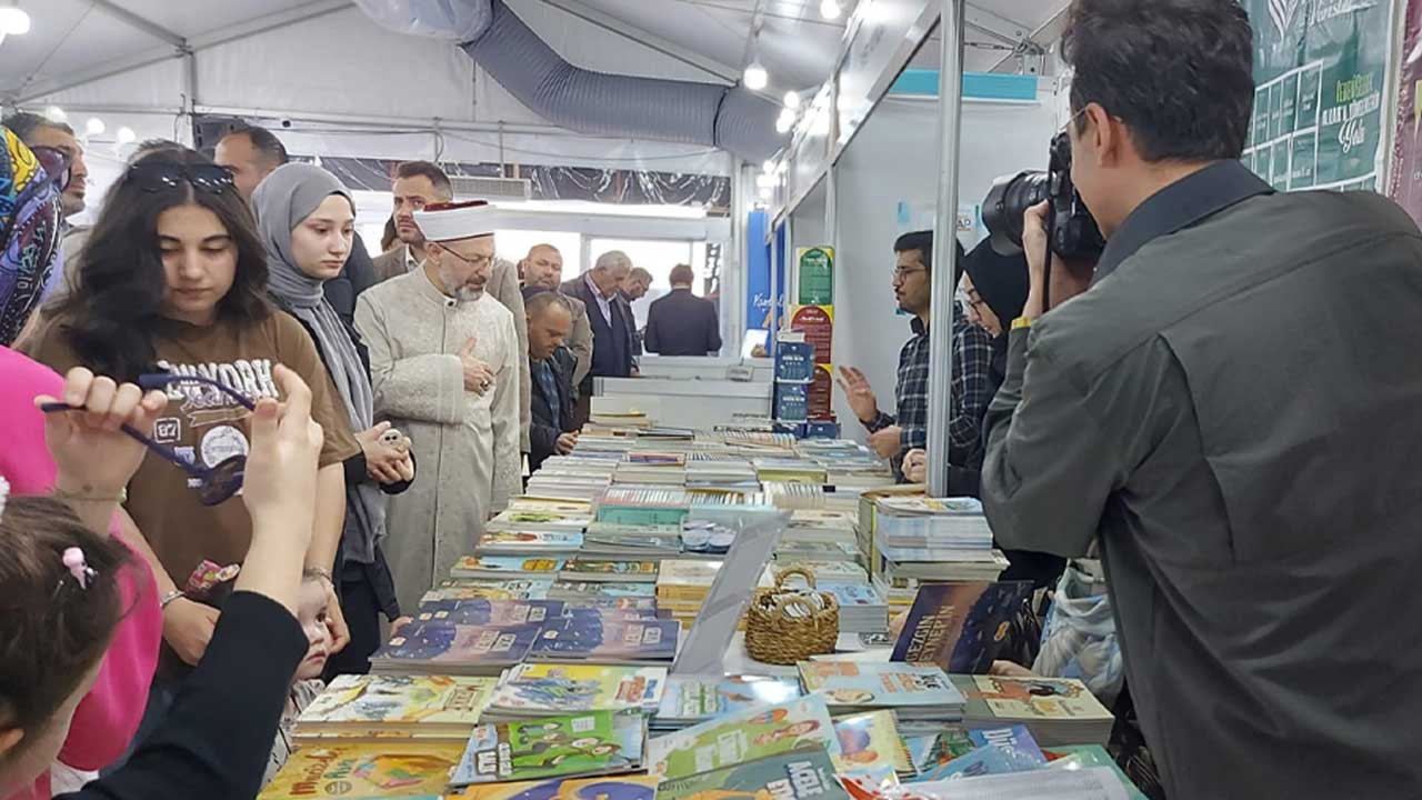 Ankara Hacı Bayram'daki 42. Türkiye Kitap ve Kültür Fuarı'nı Diyanet İşleri Başkanı Ali Erbaş ziyaret etti: Ankaralılardan yoğun ilgi