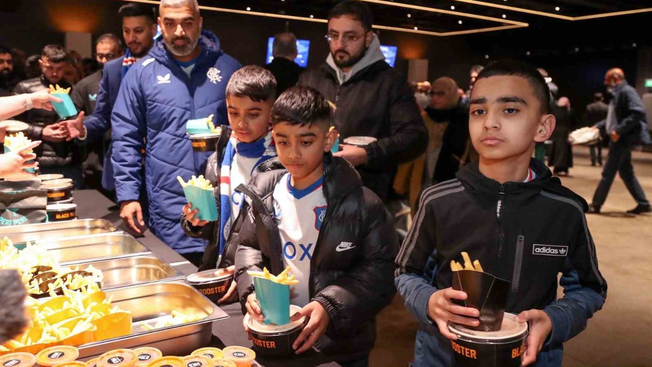 İskoç ekibi Rangers, stadyumda iftarla futbolu birleştirdi