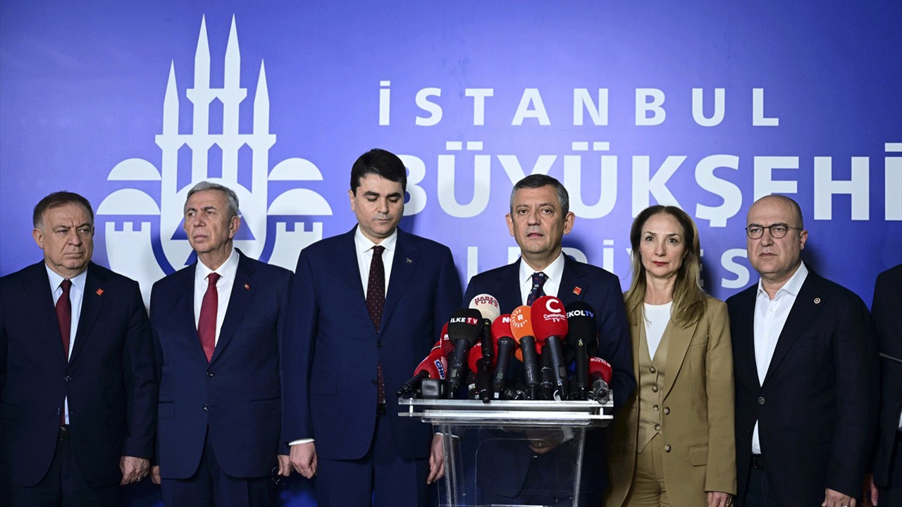 Gültekin Uysal'dan İBB’ye destek ziyareti: Demokrasiye ve Cumhuriyete sahip çıkmalıyız"