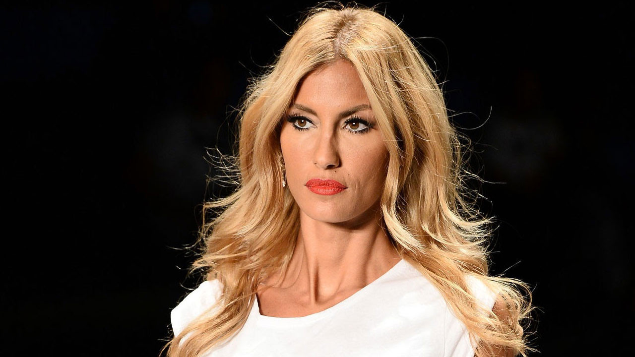 Çağla Şıkel kimdir, boyu kilosu, kaç yaşında, aslen nereli, eşi kim, kiminle evli, sevgilisi var mı, kaç çocuğu var, kariyeri ve hayatı?