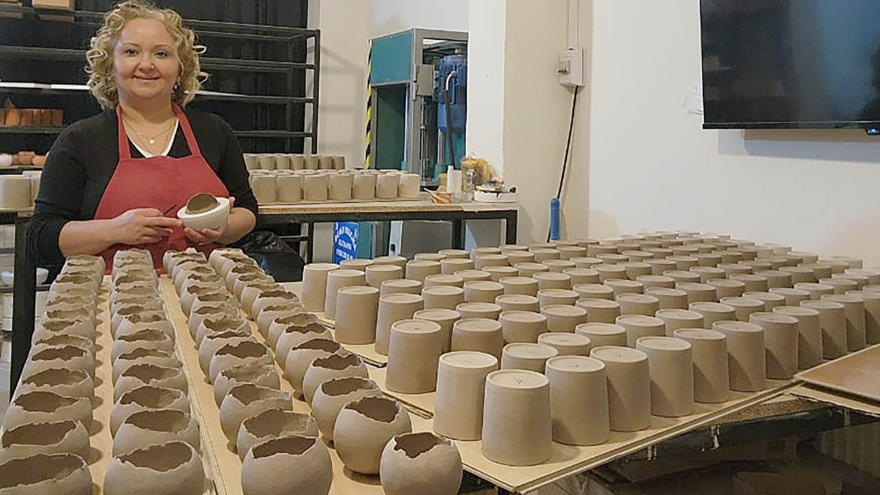 Ankaralı Sibel Demiralp, pandemi sürecinde işini kaybetti, şimdi ekmeğini çamurdan kazanıyor