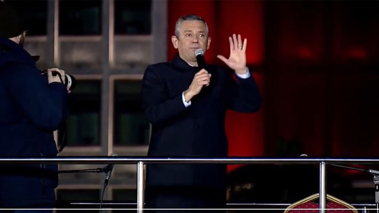 Özgür Özel Saraçhane'den seslendi: Bu gece tarih yazılıyor!