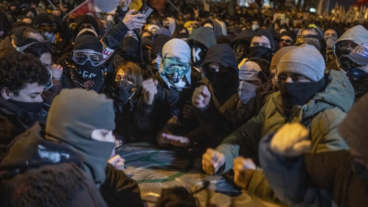 Ali Yerlikaya gösterilere katılan 323 kişinin gözaltına alındığını duyurdu