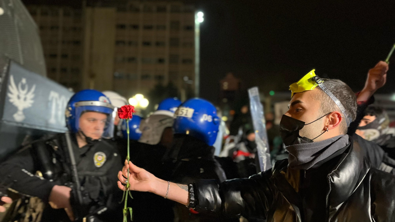 Ankaralı protestoculardan anlamlı hareket! Çevik Kuvvet Polislerine karanfil veren genç objektiflere yakalandı