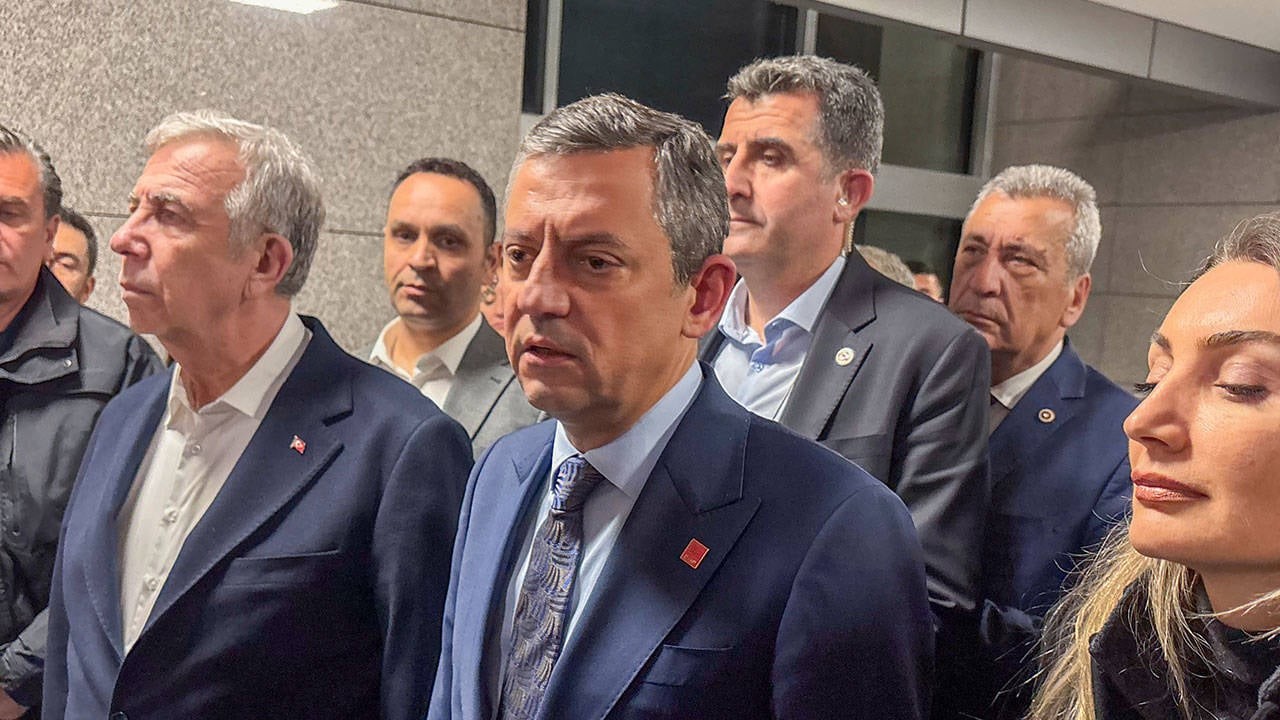 Özgür Özel'den İmamoğlu ziyareti sonrası açıklama: İçeride üç kahramanla görüştüm