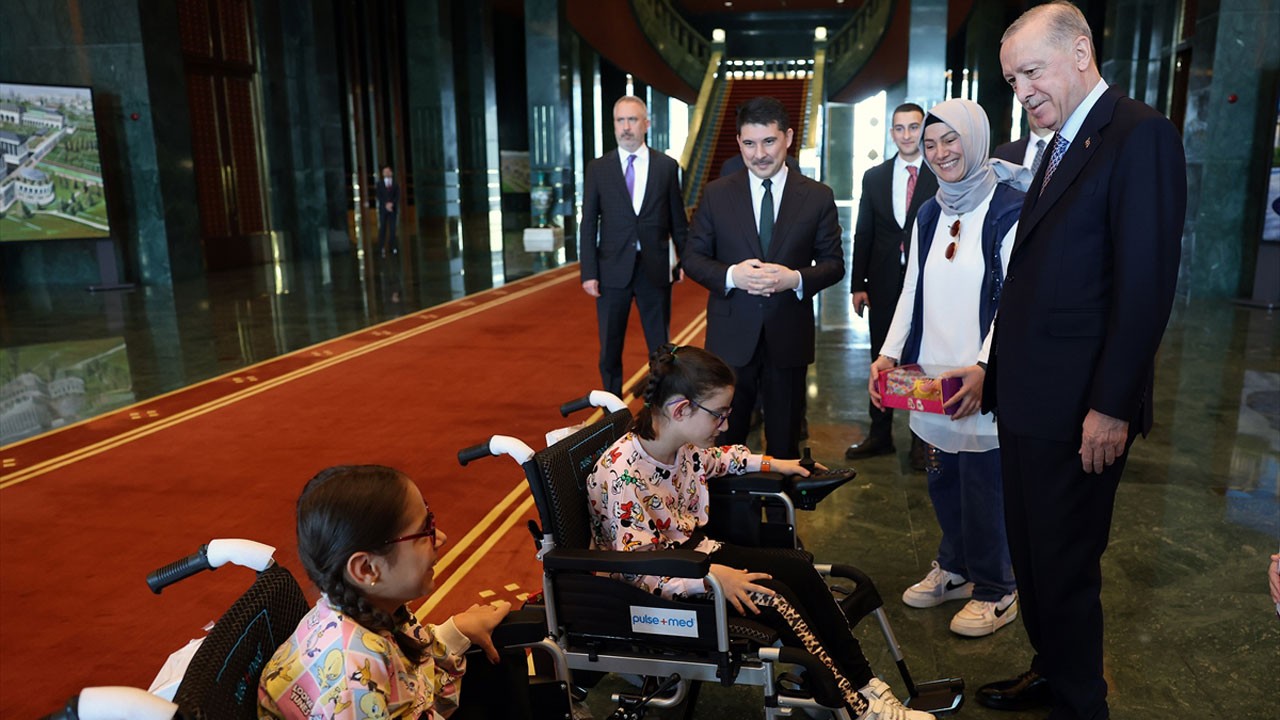 Engelli kız çocukları Külliye'de! Erdoğan, engelli çocuklara akülü tekerlekli sandalye hediye etti